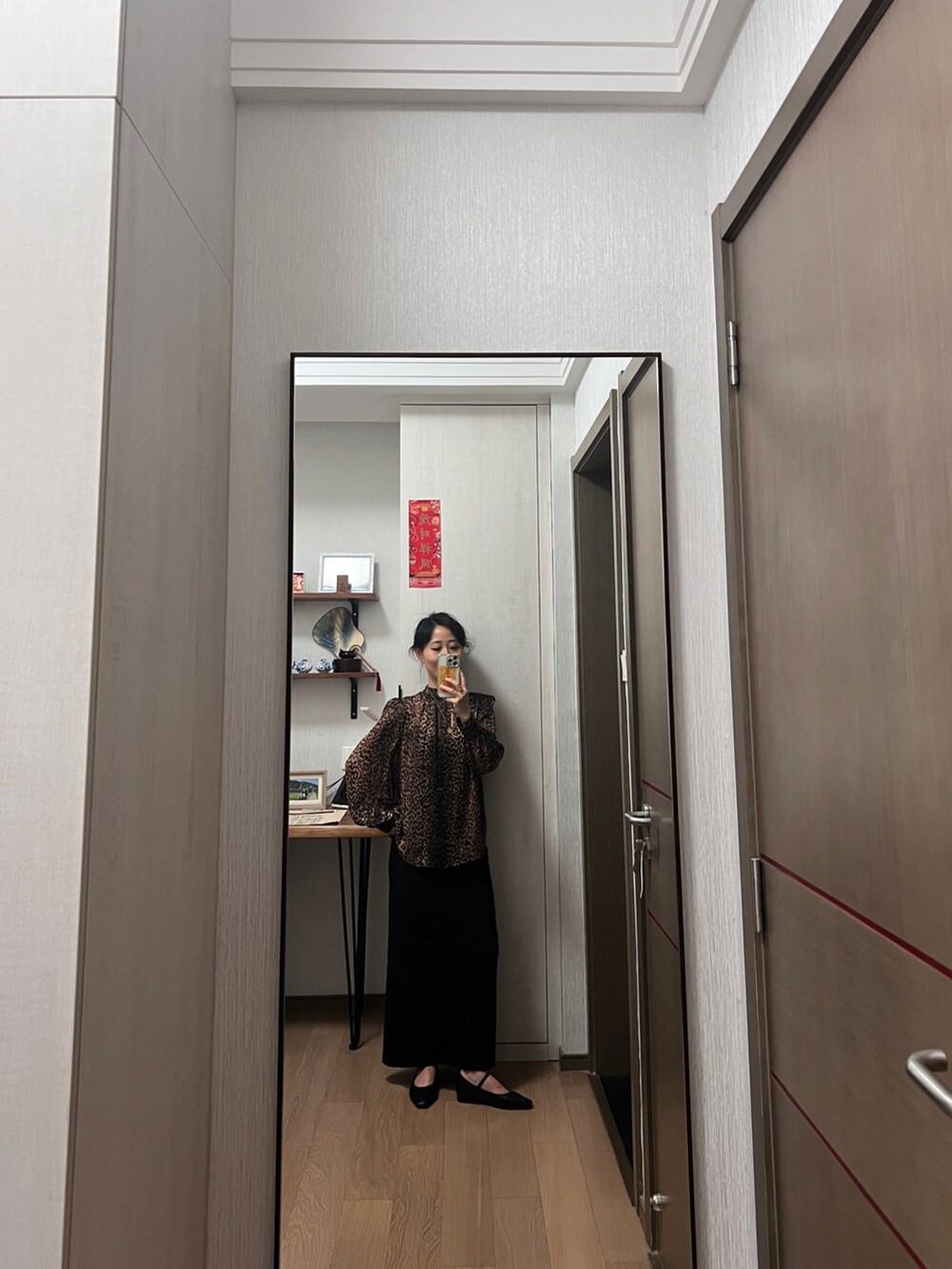 ブラウン系のシャツ/ブラウス、ホワイト系のスカートを着用したレディースの夏コーディネートの3枚目の写真