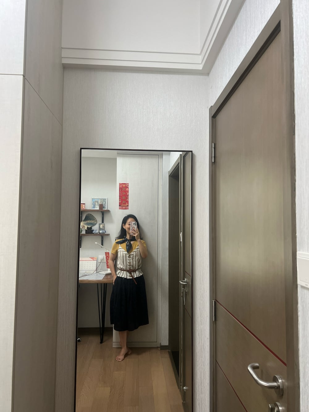 イエロー系のTシャツ/カットソーを着用したレディースの夏コーディネートの4枚目の写真