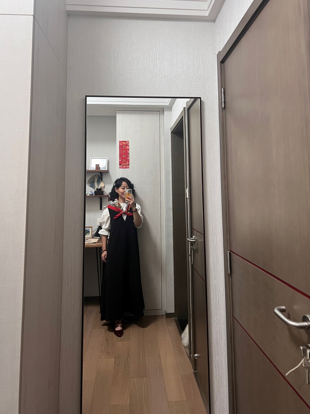 ホワイト系のワンピースを着用したレディースの夏コーディネートの4枚目の写真