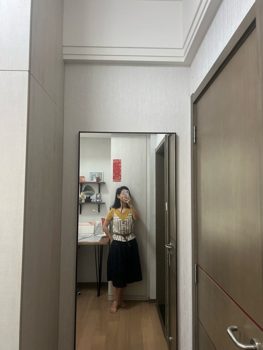 イエロー系のTシャツ/カットソーを着用したレディースの夏コーディネートの2枚目の写真