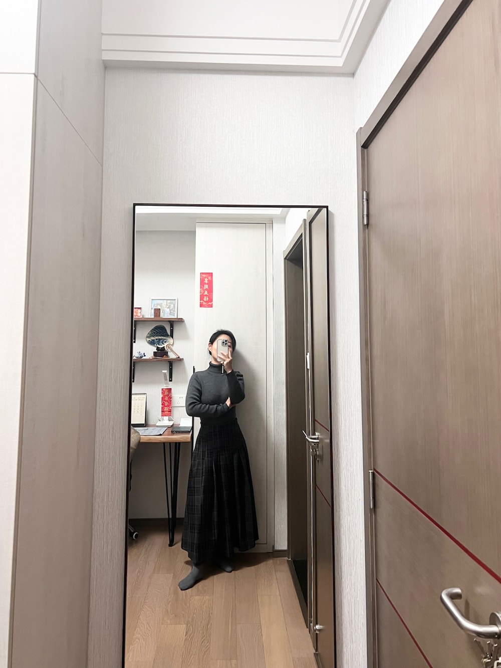 ベージュ系のその他アウターを着用したレディースの冬コーディネートの3枚目の写真