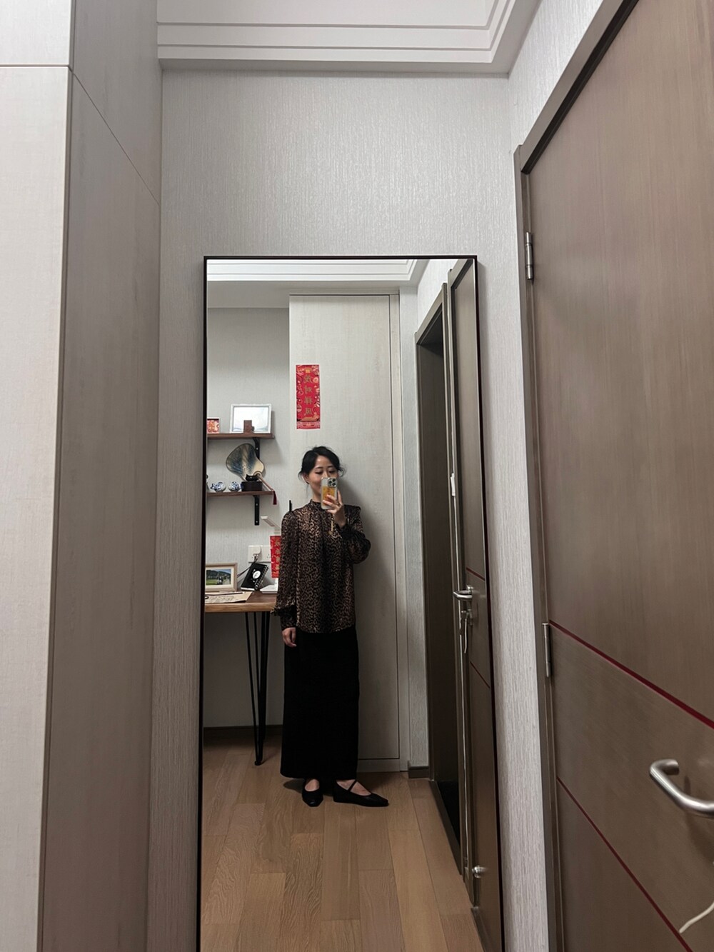 ブラウン系のシャツ/ブラウス、ホワイト系のスカートを着用したレディースの夏コーディネートの2枚目の写真