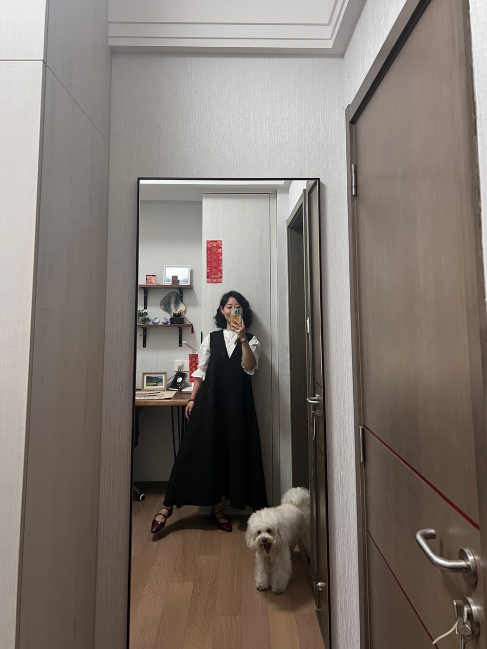 ホワイト系のワンピースを着用したレディースの夏コーディネートの2枚目の写真