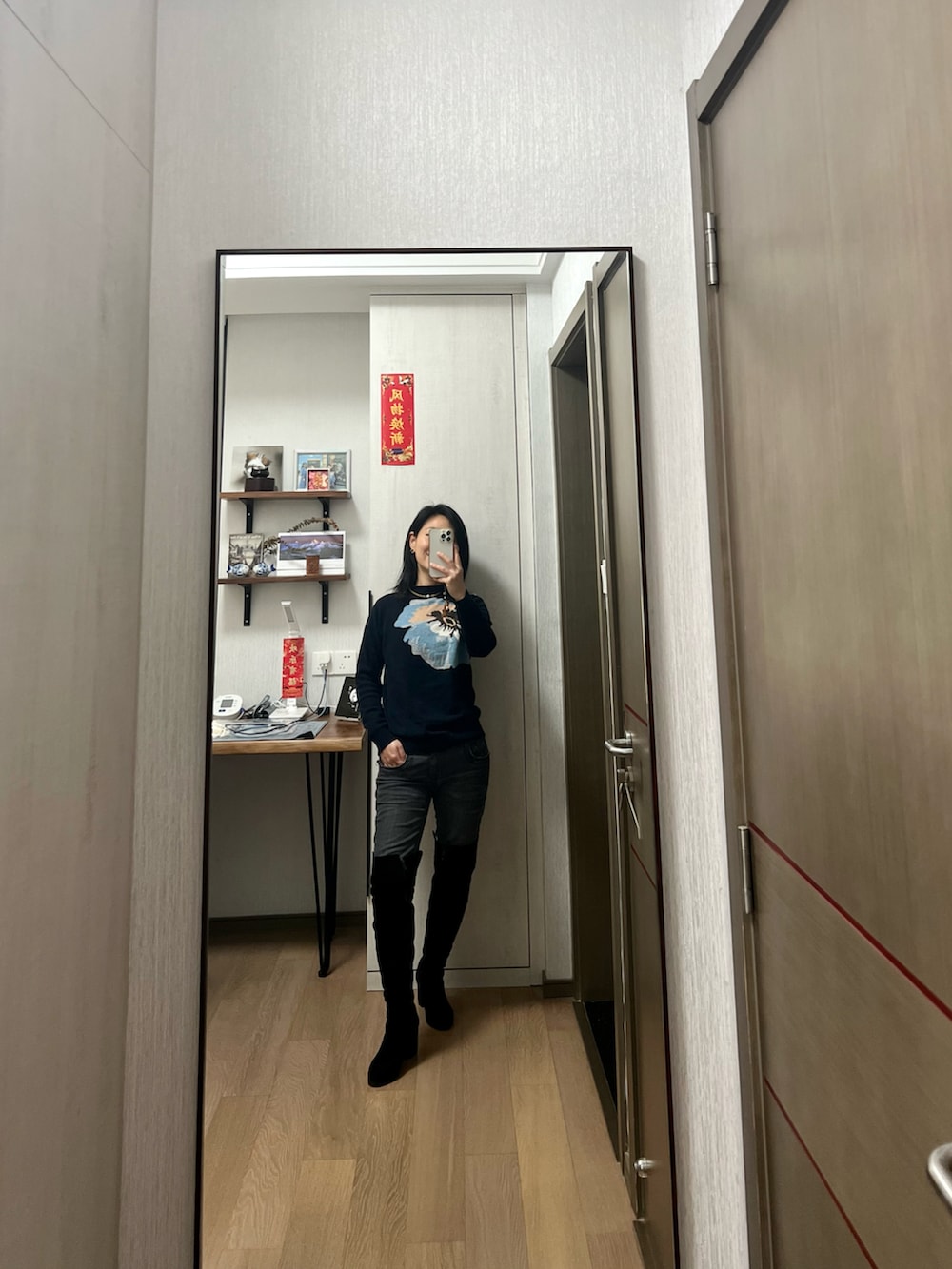 ブラック系のその他トップスを着用したレディースの冬コーディネートの3枚目の写真