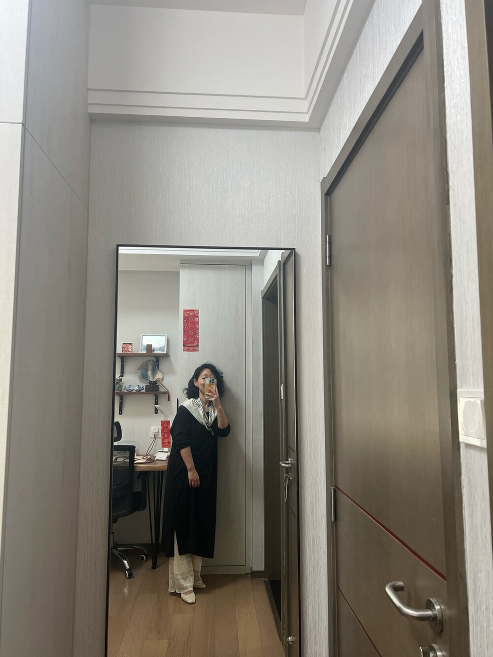 ホワイト系のバンダナ/スカーフを着用したレディースの春コーディネートの2枚目の写真