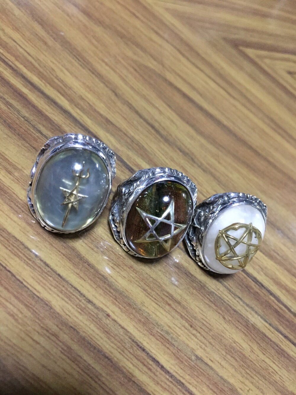 シルバー系のリングを着用したメンズの夏コーディネートの2枚目の写真