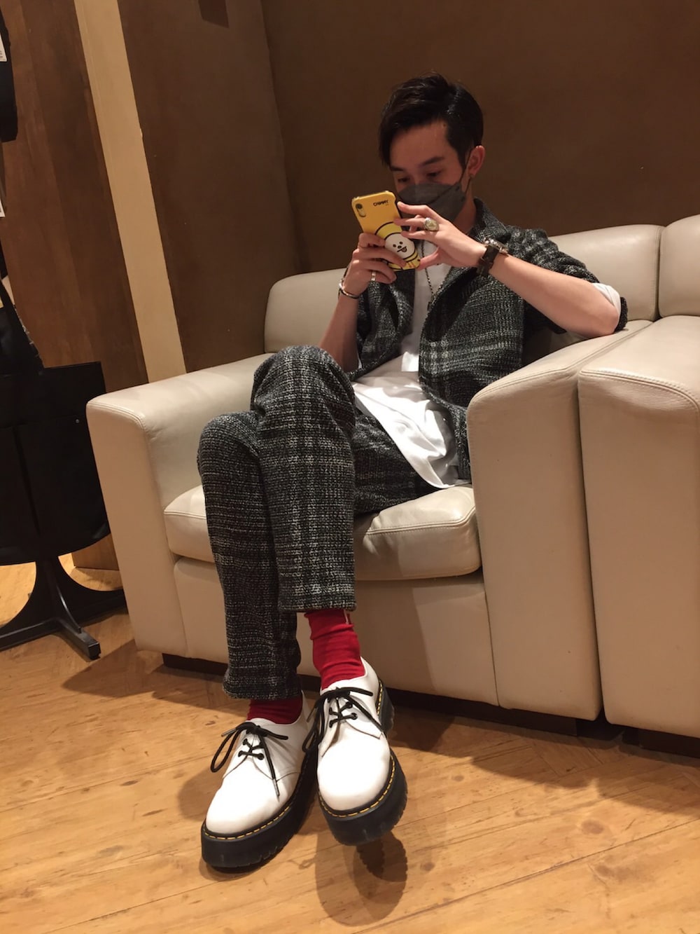 グレー系のセットアップ、グレー系のセットアップ、ホワイト系のTシャツ/カットソーを着用したメンズの秋コーディネートの3枚目の写真