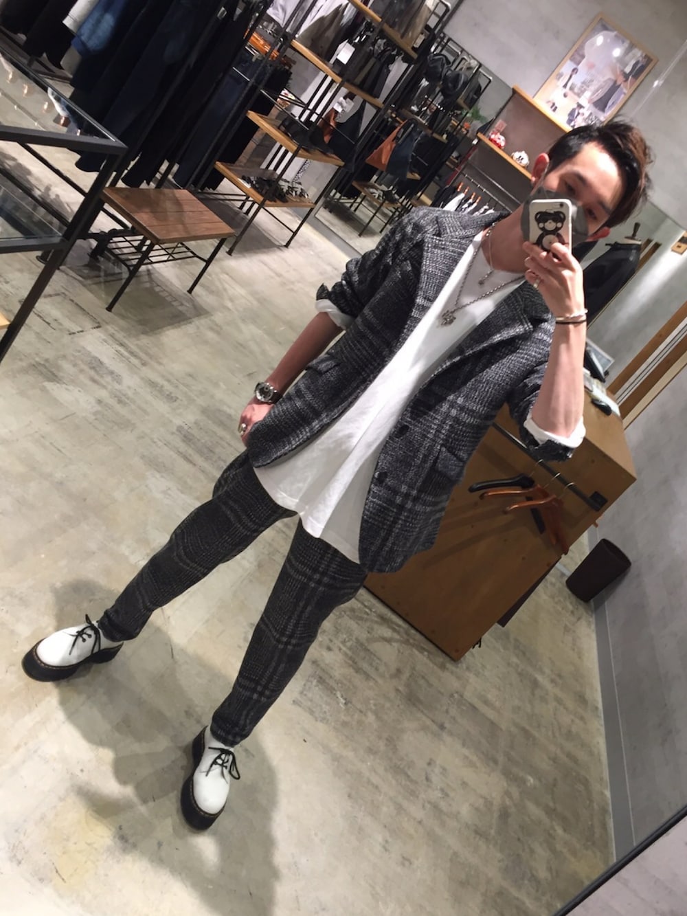 グレー系のセットアップ、グレー系のセットアップ、ホワイト系のTシャツ/カットソーを着用したメンズの秋コーディネートの2枚目の写真