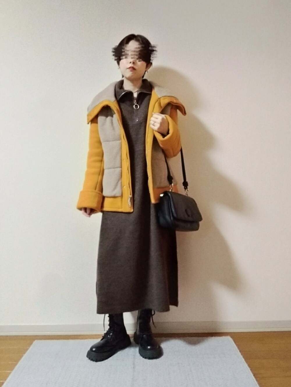 ブラック系のショルダーバッグ、ブラック系のブーツ、ゴールド系のネックレスを着用したレディースの秋コーディネートの2枚目の写真