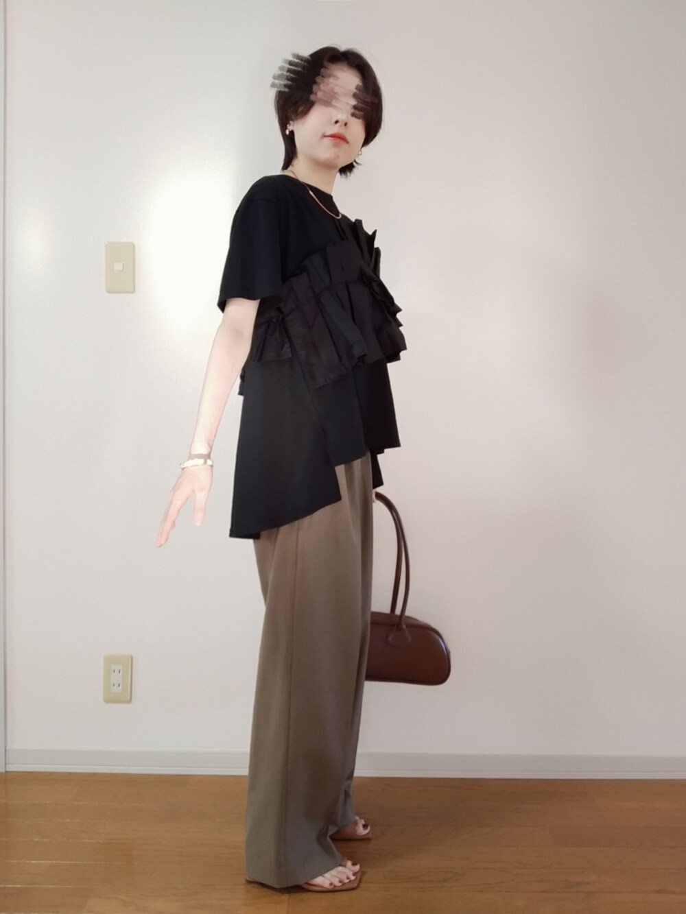 その他のスラックス、ブラック系のTシャツ/カットソー、ブラウン系のボストンバッグを着用したレディースの秋コーディネートの4枚目の写真