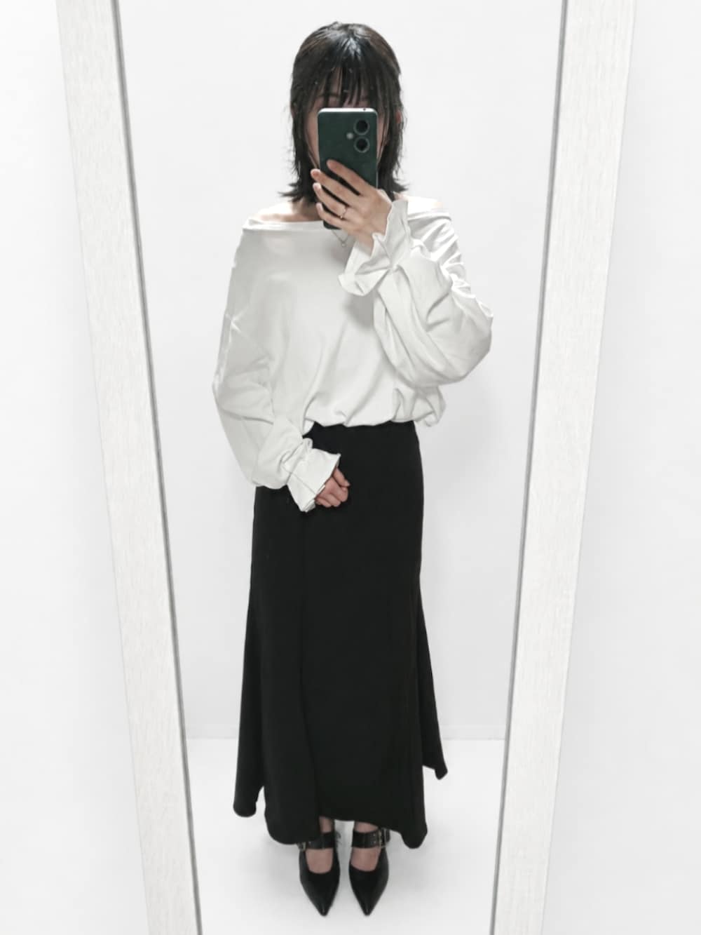 ホワイト系のTシャツ/カットソー、ブラック系のショルダーバッグ、ブラック系のスカートを着用したレディースの春コーディネートの3枚目の写真