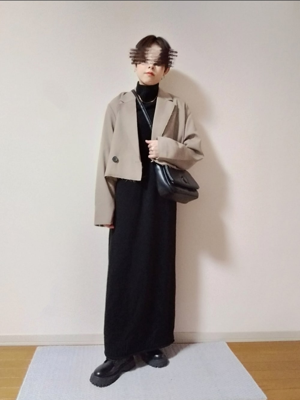 ブラック系のワンピース、ベージュ系のテーラードジャケット、ブラック系のショルダーバッグを着用したレディースの秋コーディネートの2枚目の写真