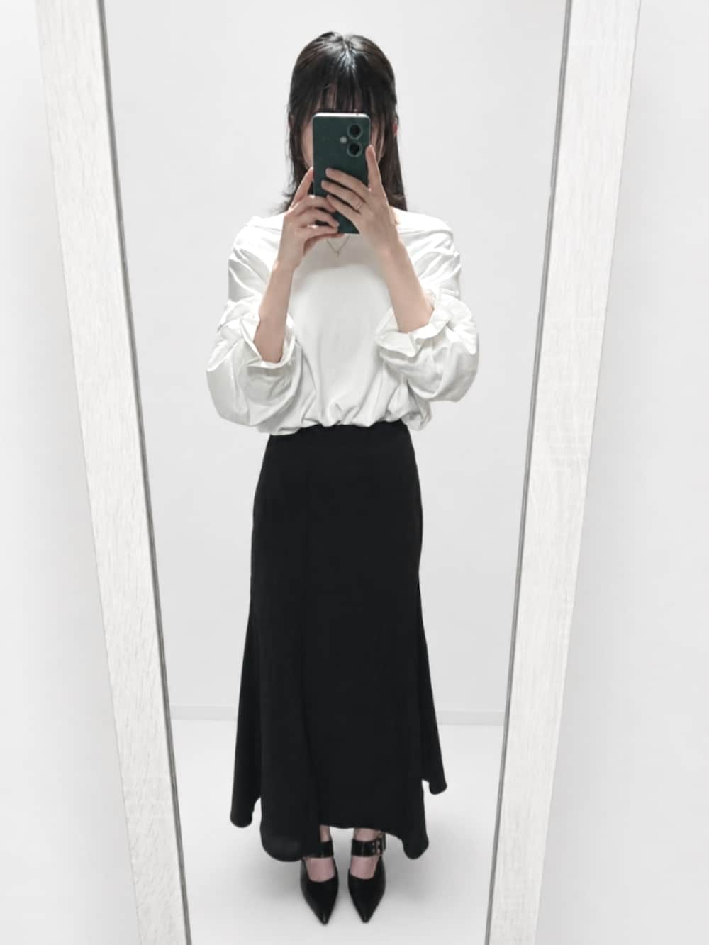 ホワイト系のTシャツ/カットソー、ブラック系のショルダーバッグ、ブラック系のスカートを着用したレディースの春コーディネートの4枚目の写真