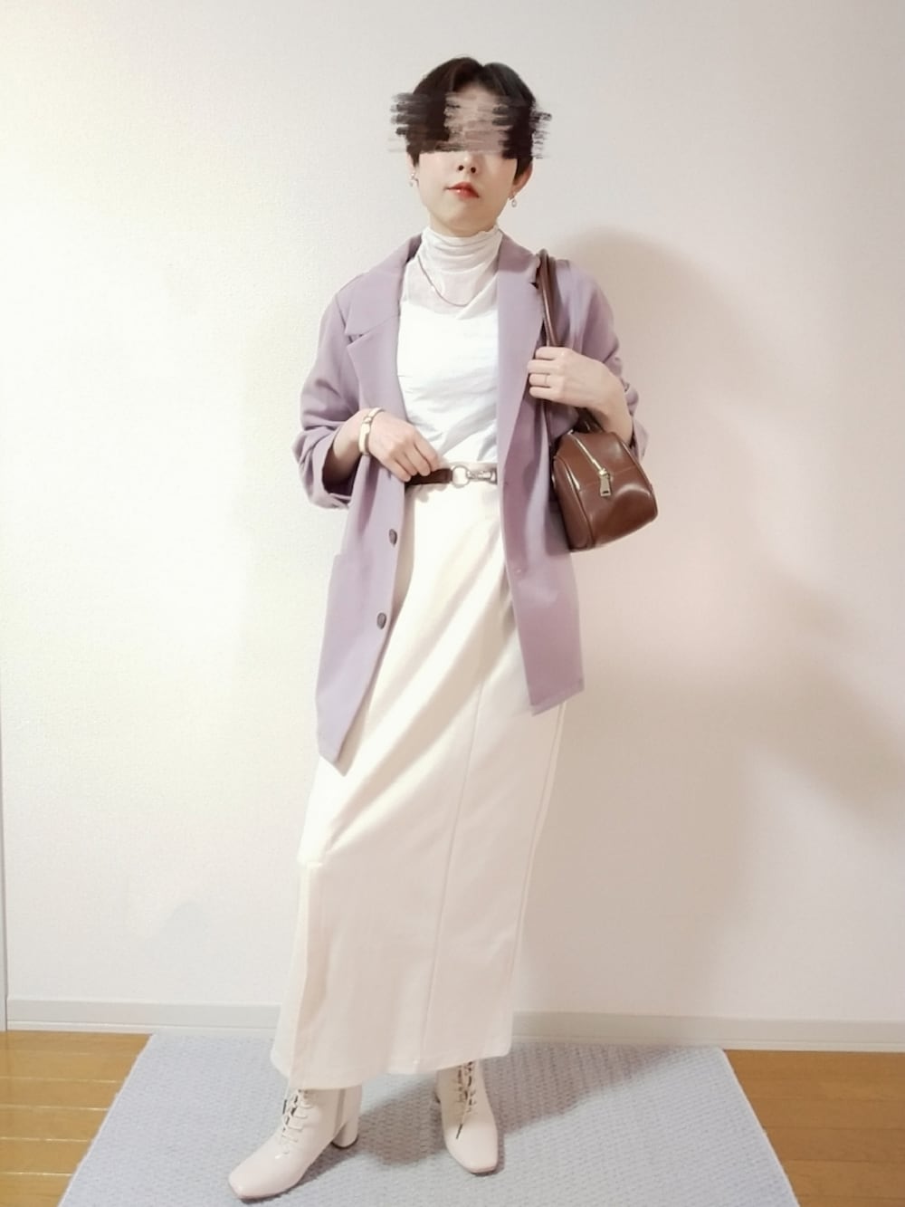 ホワイト系のTシャツ/カットソー、パープル系のテーラードジャケット、ブラウン系のボストンバッグを着用したレディースの秋コーディネートの2枚目の写真
