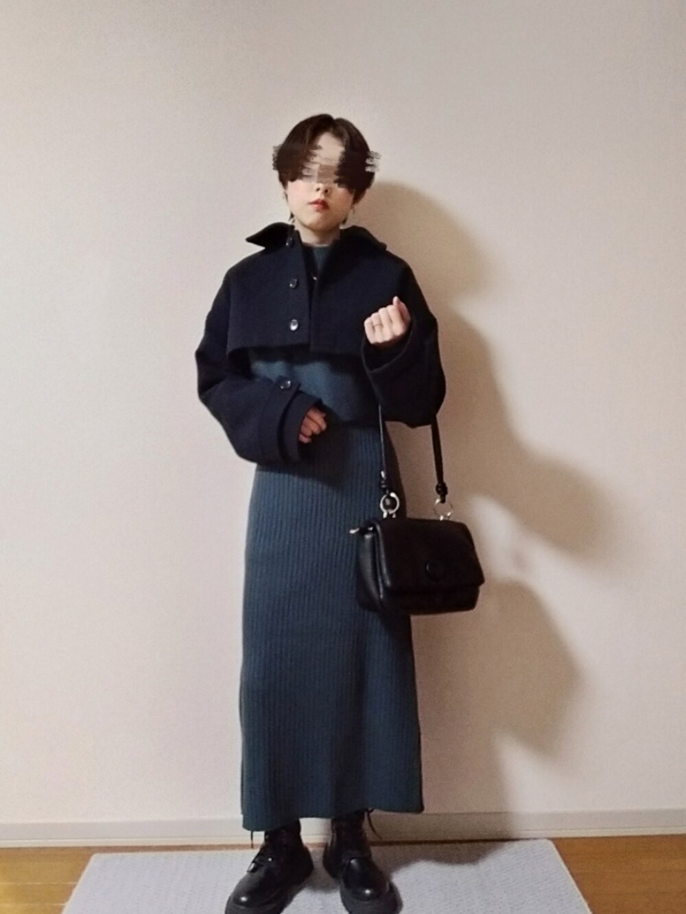 その他のジャケット/アウター、グリーン系のワンピース/ドレス、ブラック系のブーツを着用したレディースの秋コーディネートの2枚目の写真