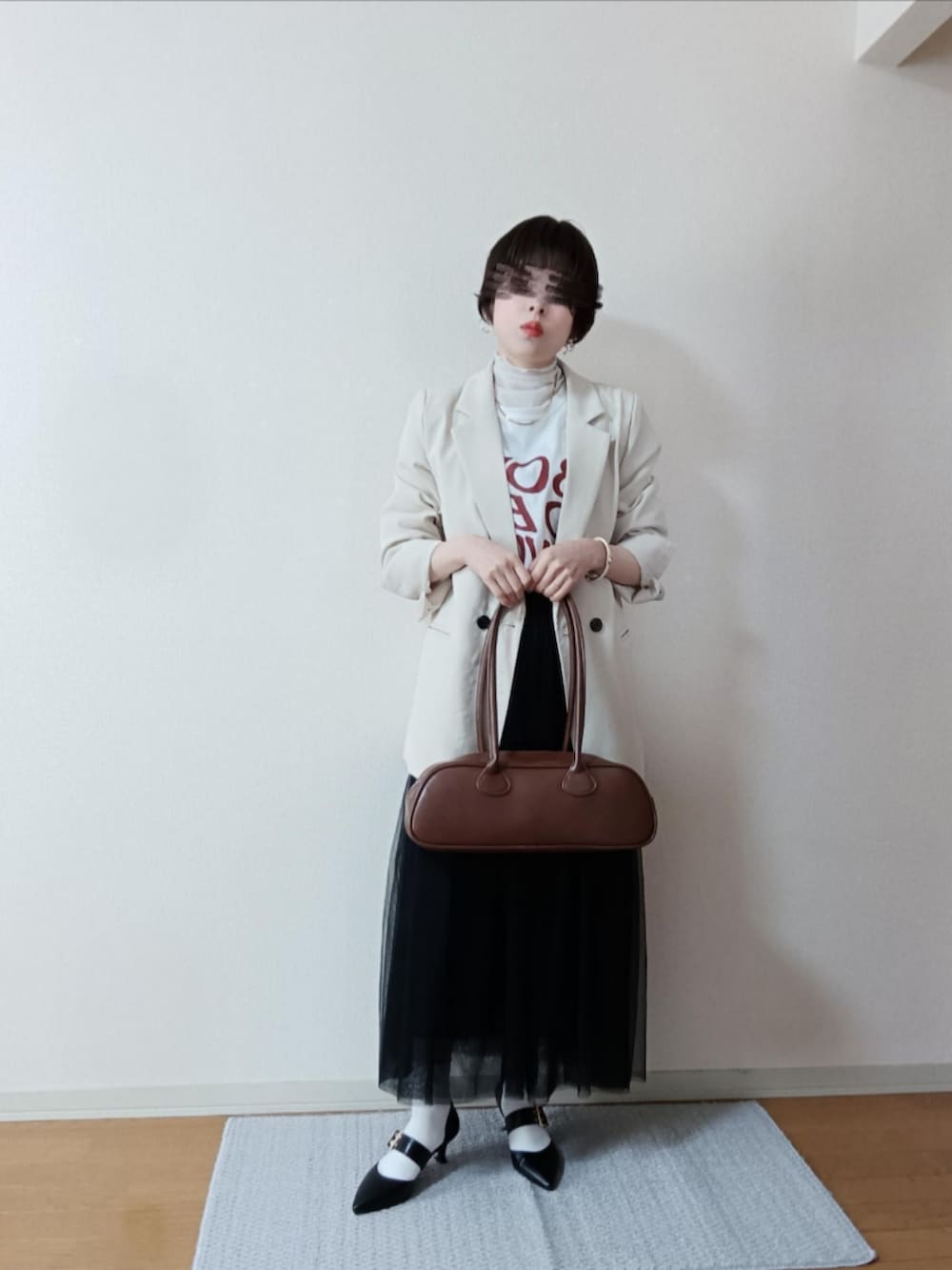 ホワイト系のTシャツ/カットソー、その他のTシャツ/カットソー、ホワイト系のテーラードジャケットを着用したレディースの春コーディネートの2枚目の写真