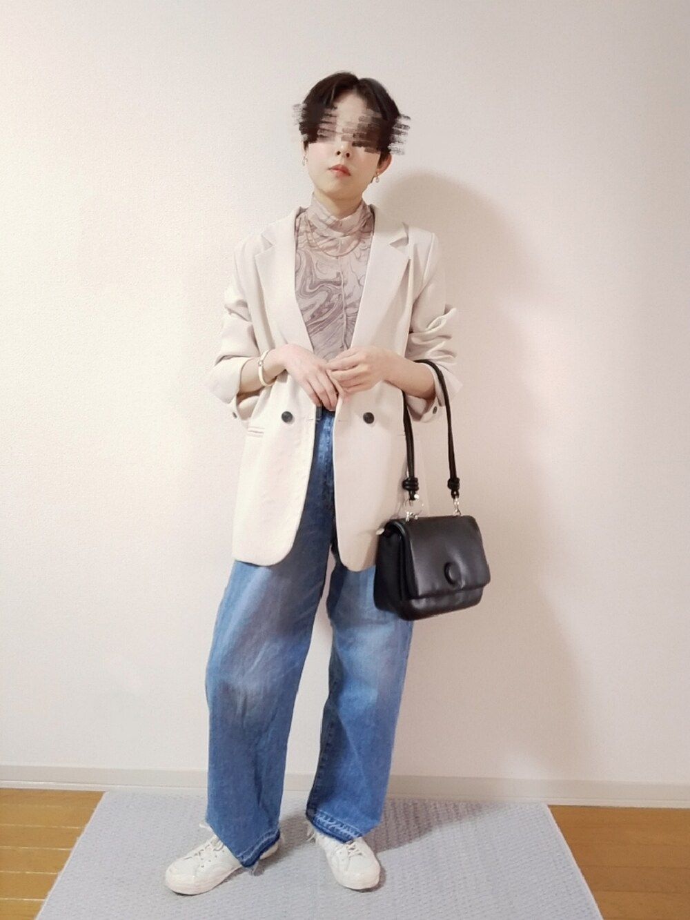 ブラウン系のTシャツ/カットソー、ホワイト系のテーラードジャケット、ブラック系のショルダーバッグを着用したレディースの秋コーディネートの3枚目の写真