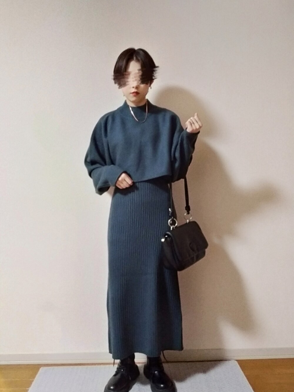 その他のジャケット/アウター、グリーン系のワンピース/ドレス、ブラック系のブーツを着用したレディースの秋コーディネートの4枚目の写真