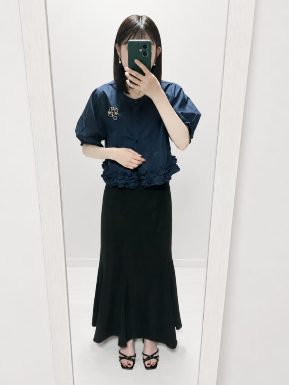 ブルー系のシャツ/ブラウス、ブラック系のショルダーバッグ、ブラック系のスカートを着用したレディースの夏コーディネートの2枚目の写真