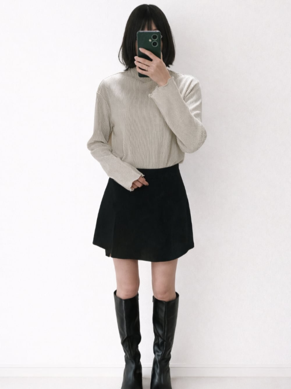 ブルー系のテーラードジャケット、ブラック系のスカート、ブラック系のブーツを着用したレディースの春コーディネートの3枚目の写真