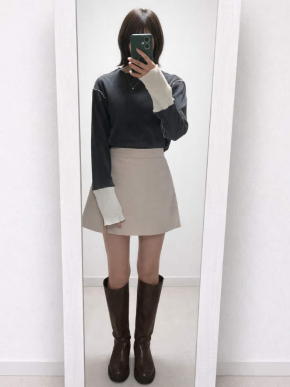 ホワイト系のテーラードジャケット、グレー系のTシャツ/カットソー、ベージュ系のスカートを着用したレディースの春コーディネートの3枚目の写真