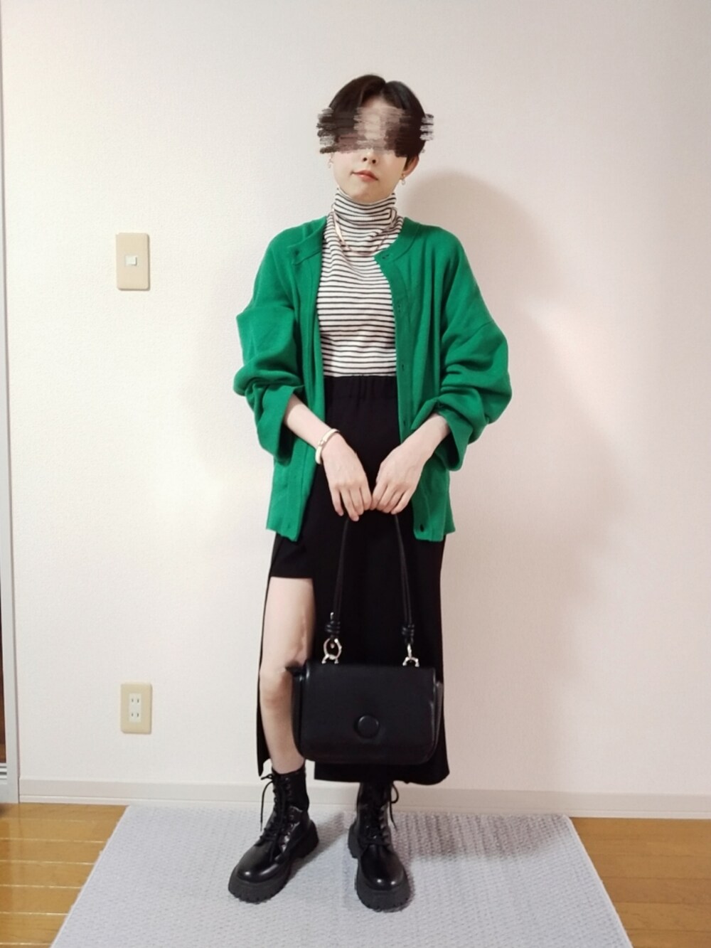 その他のニット/セーター、グリーン系のカーディガン/ボレロ、ブラック系のスカートを着用したレディースの秋コーディネートの3枚目の写真