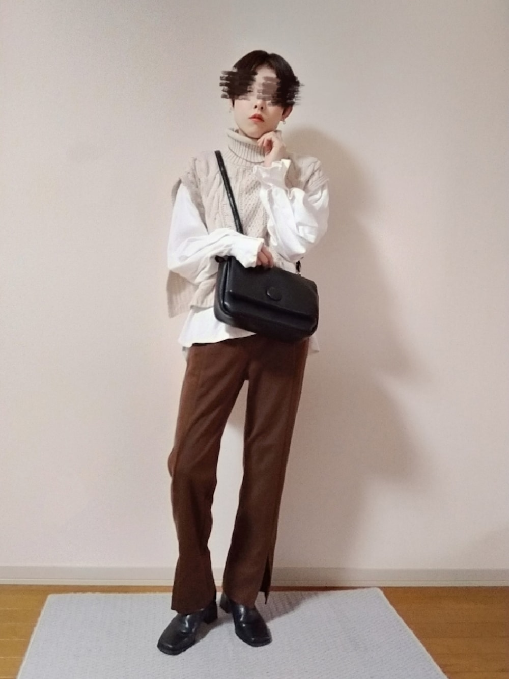 ホワイト系のベスト、ホワイト系のTシャツ/カットソー、ブラック系のショルダーバッグを着用したレディースの秋コーディネートの2枚目の写真