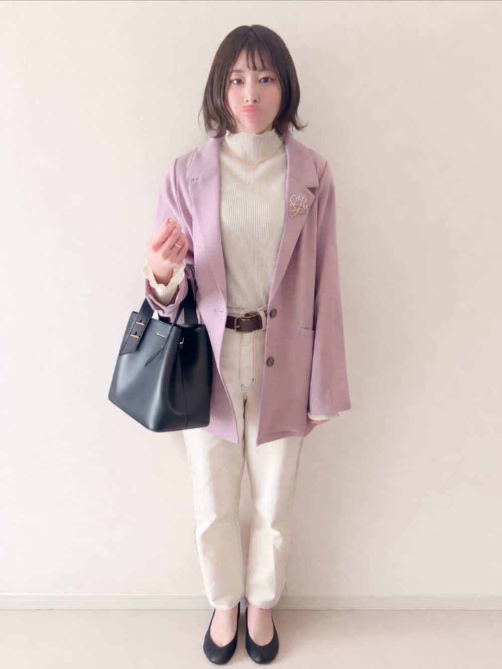 パープル系のテーラードジャケット、ホワイト系のTシャツ/カットソー、ホワイト系のデニムパンツを着用したレディースの春コーディネートの2枚目の写真