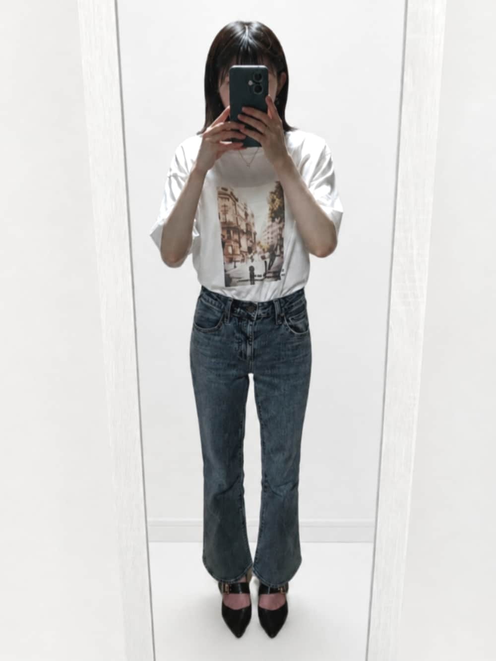 ブラック系のカーディガン/ボレロ、ブルー系のデニムパンツ、ブラック系のパンプスを着用したレディースの夏コーディネートの3枚目の写真