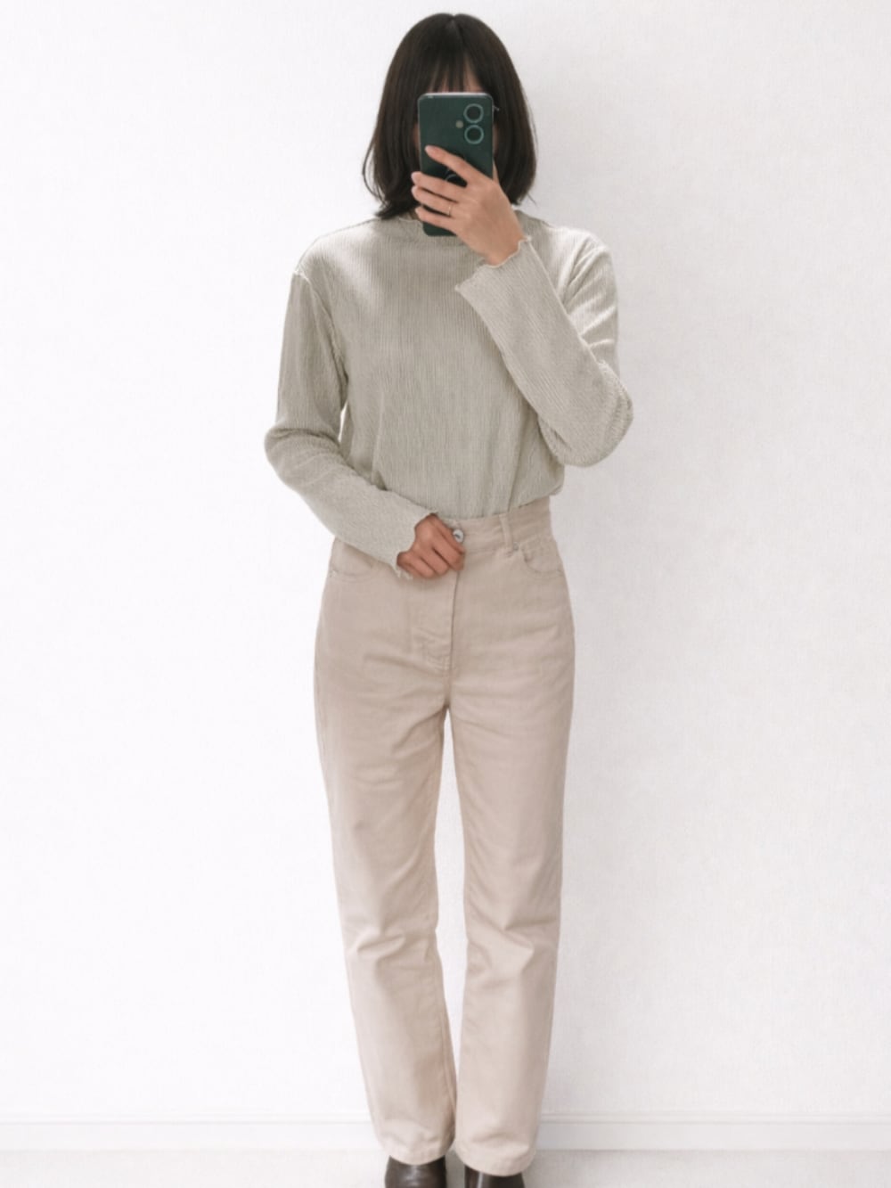 ブルー系のテーラードジャケット、ホワイト系のTシャツ/カットソー、ブラウン系のボストンバッグを着用したレディースの春コーディネートの3枚目の写真