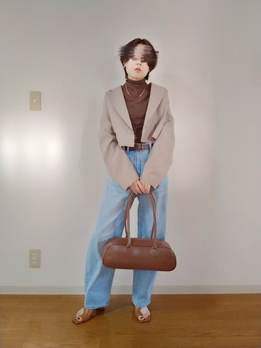 ブラウン系のTシャツ/カットソー、ベージュ系のテーラードジャケット、ブラウン系のボストンバッグを着用したレディースの秋コーディネートの2枚目の写真