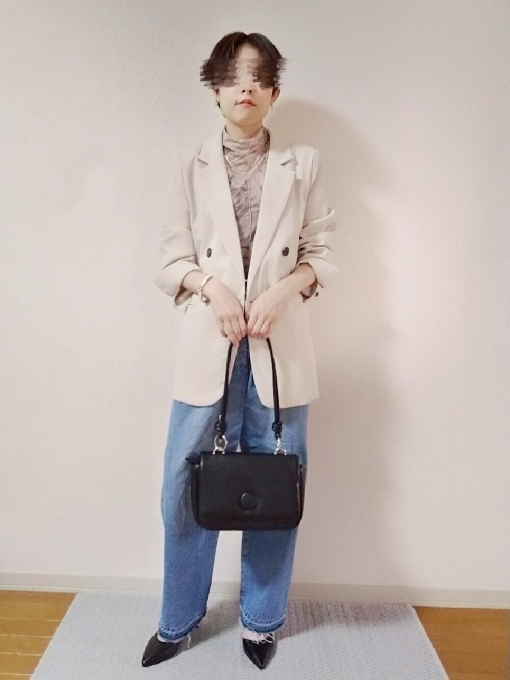 ブラウン系のTシャツ/カットソー、ホワイト系のテーラードジャケット、ブラック系のショルダーバッグを着用したレディースの秋コーディネートの2枚目の写真