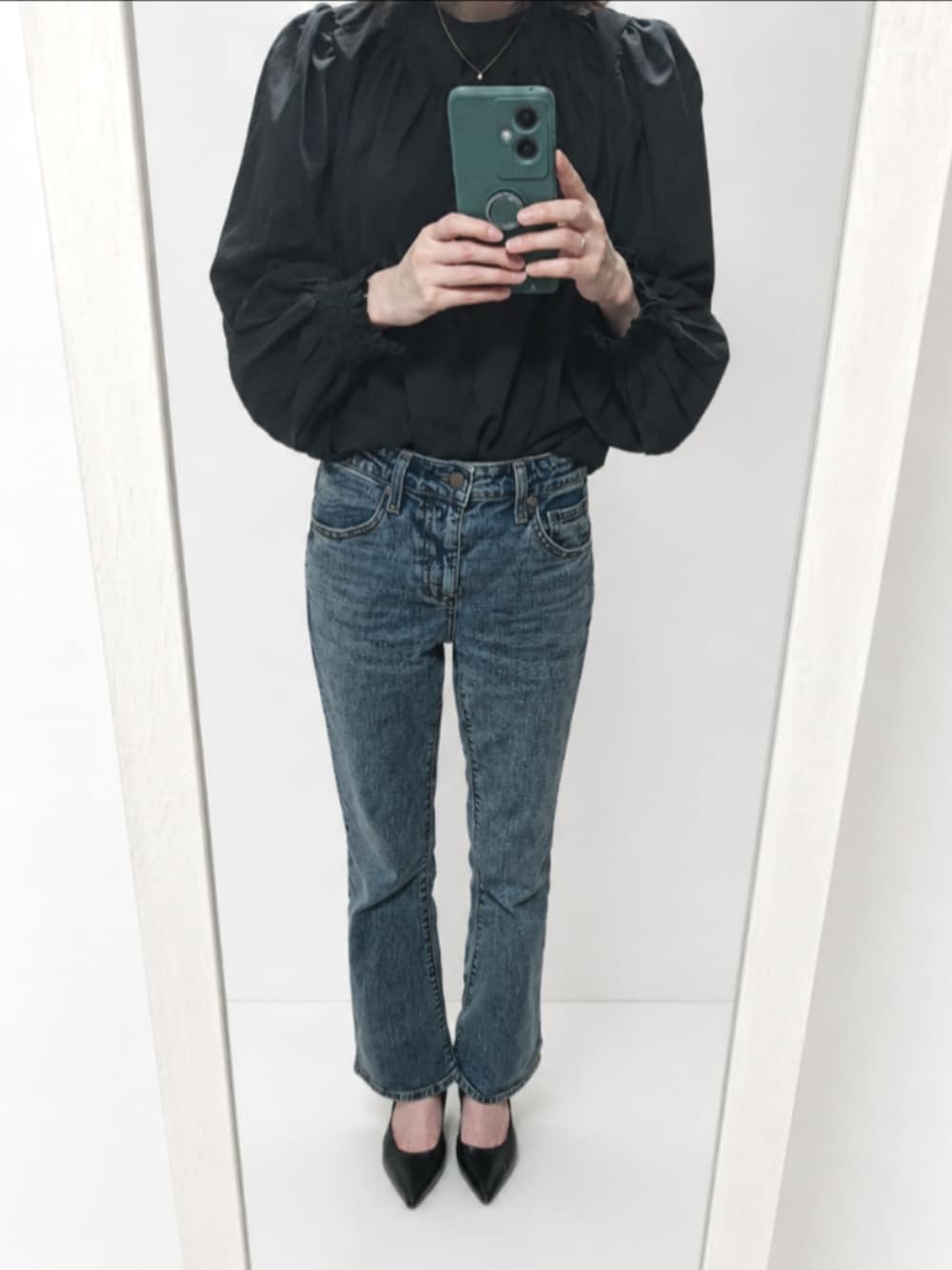 ブラック系のシャツ/ブラウス、ブルー系のデニムパンツ、ブラック系のパンプスを着用したレディースの夏コーディネートの2枚目の写真