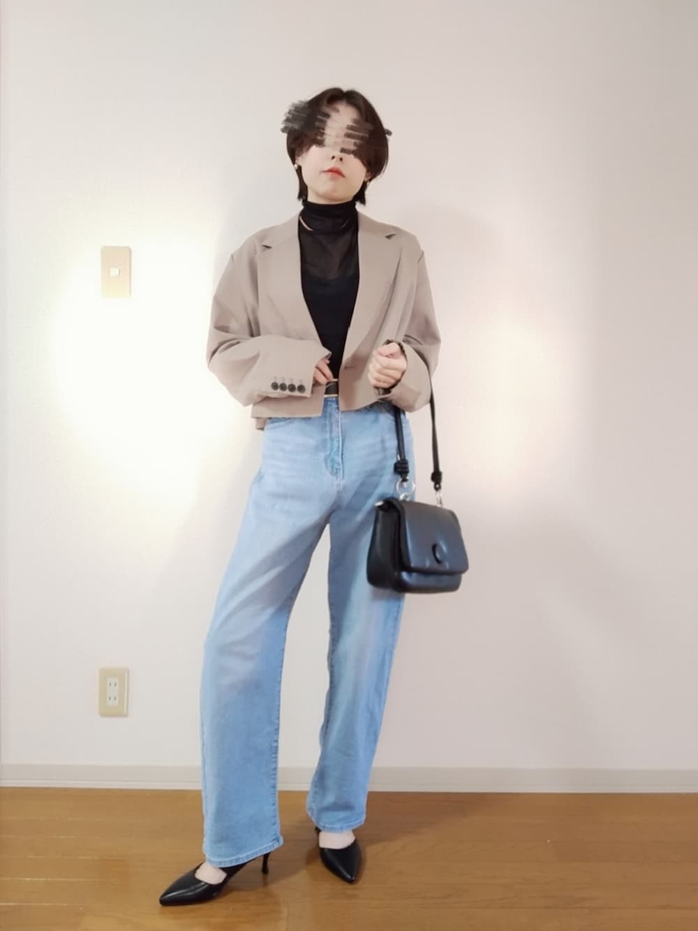 ベージュ系のテーラードジャケット、ブラック系のTシャツ/カットソー、ブラック系のショルダーバッグを着用したレディースの秋コーディネートの2枚目の写真