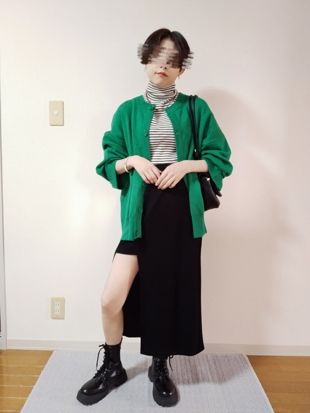 その他のニット/セーター、グリーン系のカーディガン/ボレロ、ブラック系のスカートを着用したレディースの秋コーディネートの2枚目の写真