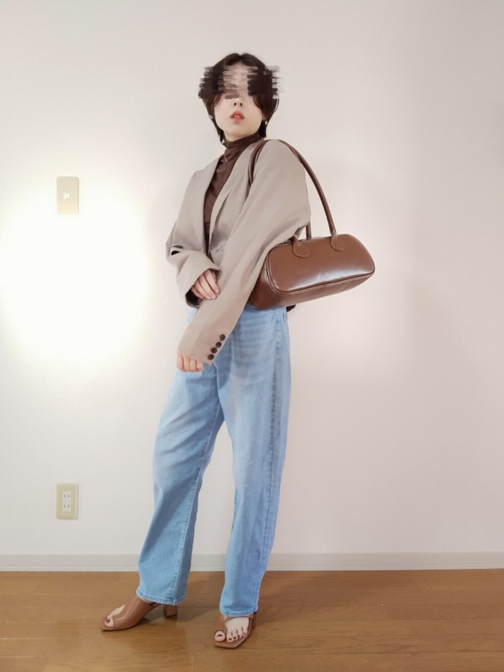 ブラウン系のTシャツ/カットソー、ベージュ系のテーラードジャケット、ブラウン系のボストンバッグを着用したレディースの秋コーディネートの3枚目の写真