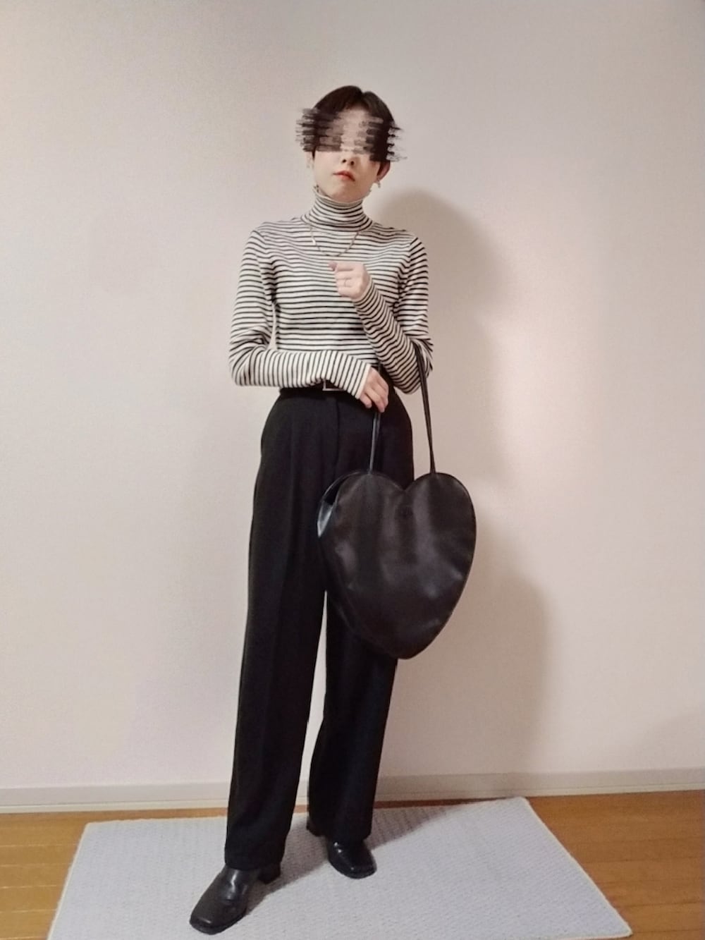 その他のニット/セーター、ブラウン系のブルゾン、ブラック系のトートバッグを着用したレディースの秋コーディネートの2枚目の写真