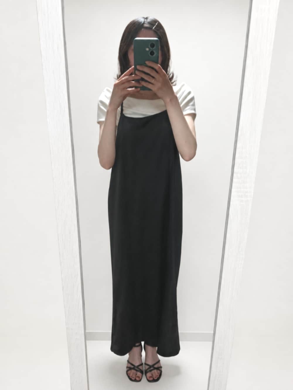 ホワイト系のTシャツ/カットソー、ブラック系のサンダルを着用したレディースの春コーディネートの2枚目の写真