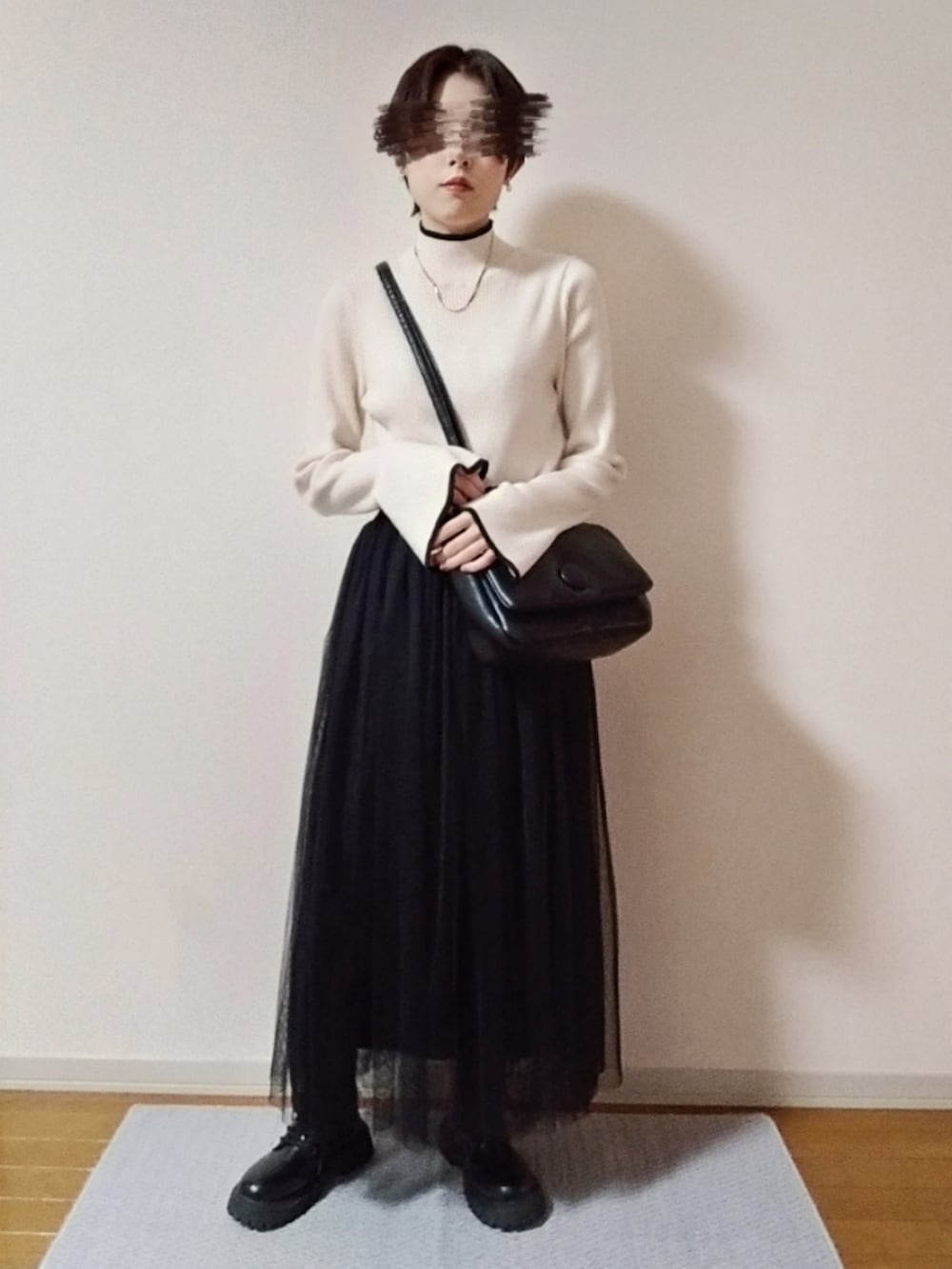ホワイト系のニット/セーター、ブラック系のショルダーバッグ、ブラック系のブーツを着用したレディースの秋コーディネートの5枚目の写真