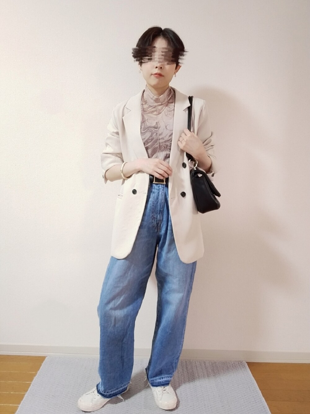 ブラウン系のTシャツ/カットソー、ホワイト系のテーラードジャケット、ブラック系のショルダーバッグを着用したレディースの秋コーディネートの4枚目の写真