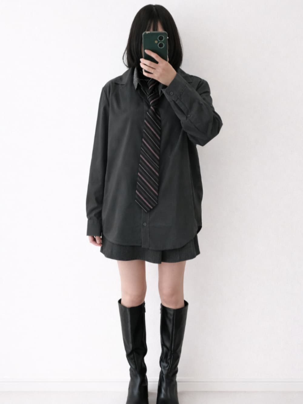 グレー系のテーラードジャケット、グレー系のスウェット、グレー系のシャツ/ブラウスを着用したレディースの春コーディネートの3枚目の写真