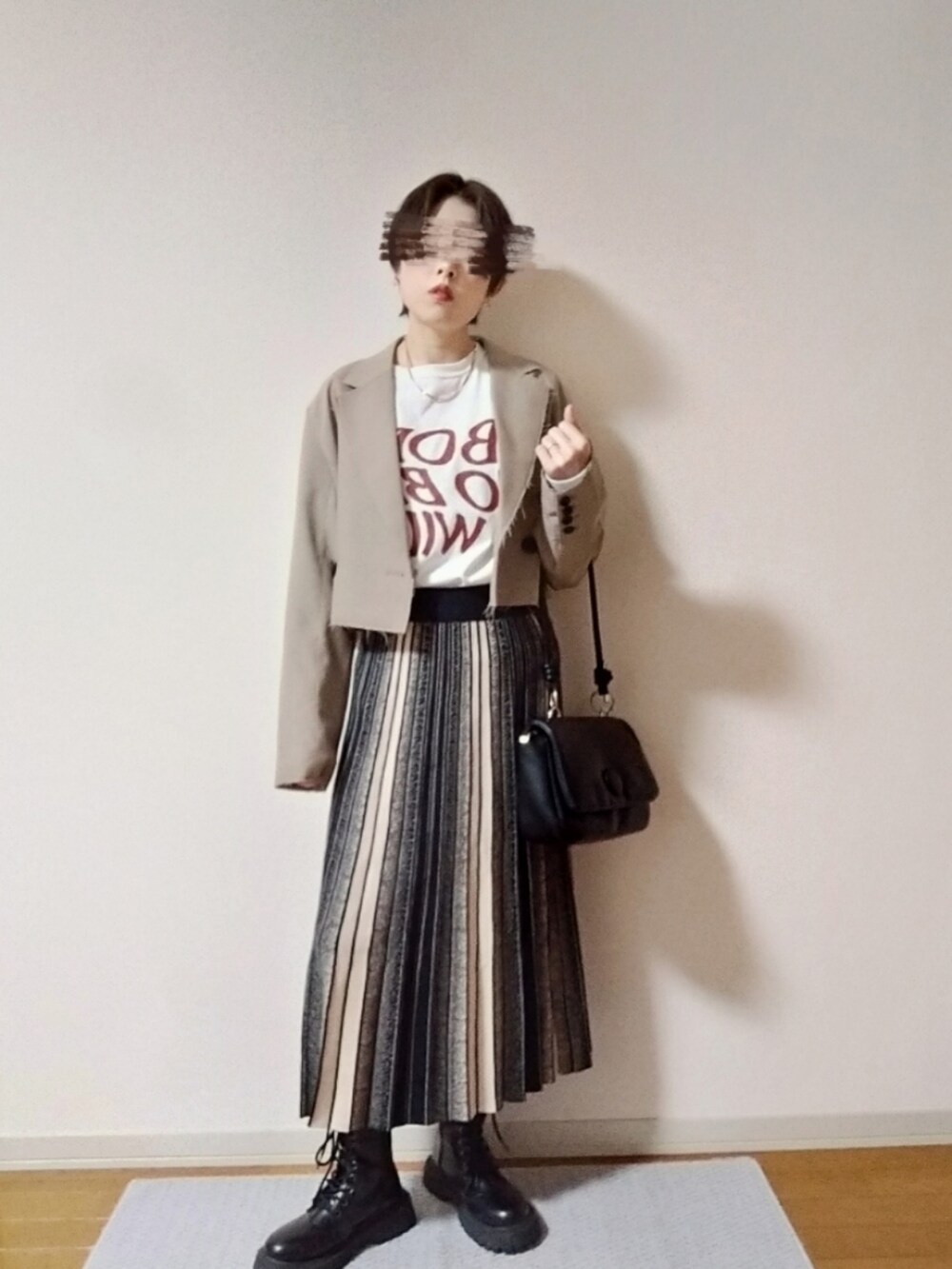 ベージュ系のテーラードジャケット、その他のTシャツ/カットソー、ブラック系のショルダーバッグを着用したレディースの秋コーディネートの2枚目の写真