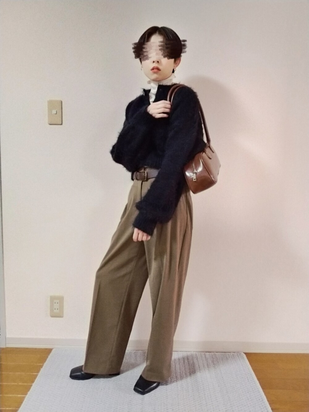 ホワイト系のニット/セーター、ブラック系のカーディガン/ボレロ、その他のスラックスを着用したレディースの秋コーディネートの3枚目の写真