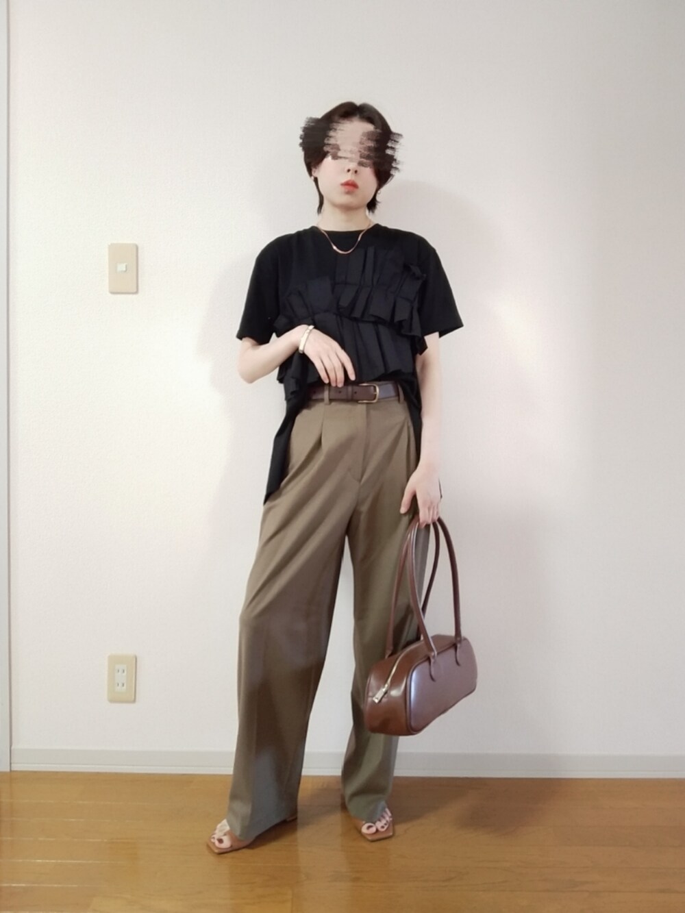 その他のスラックス、ブラック系のTシャツ/カットソー、ブラウン系のボストンバッグを着用したレディースの秋コーディネートの2枚目の写真