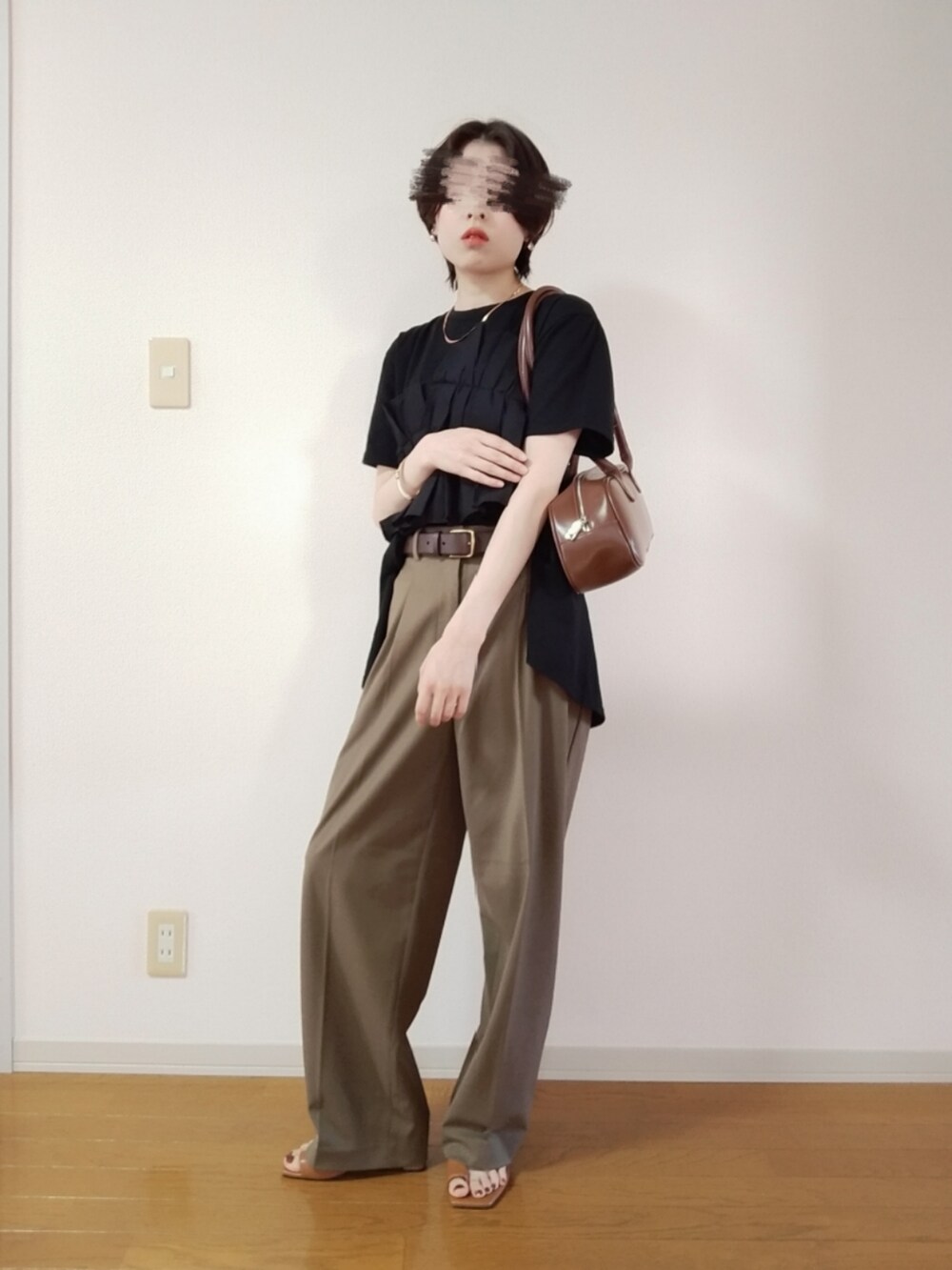 その他のスラックス、ブラック系のTシャツ/カットソー、ブラウン系のボストンバッグを着用したレディースの秋コーディネートの3枚目の写真