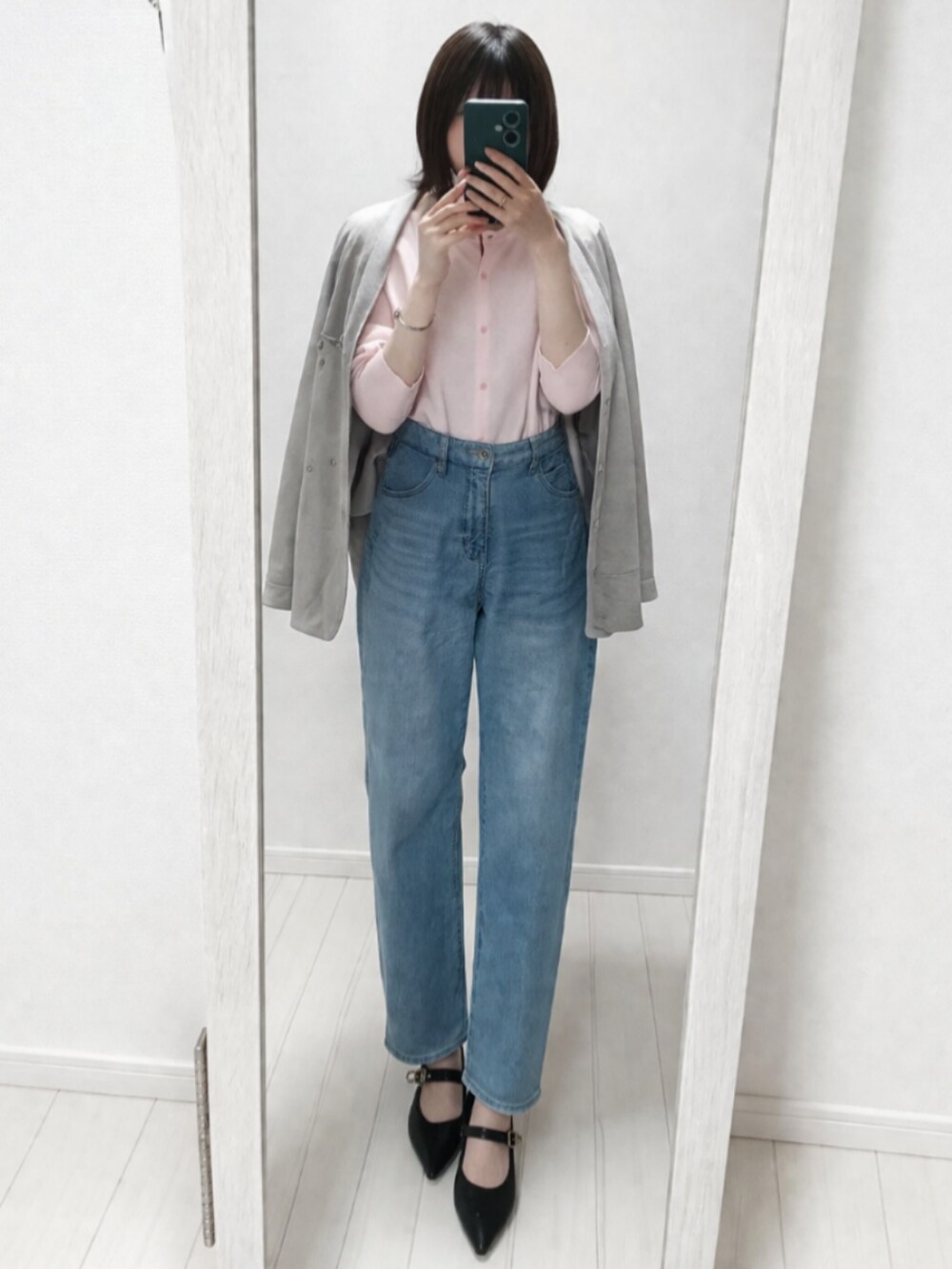 グレー系のカーディガン/ボレロ、ピンク系のカーディガン/ボレロ、ブルー系のデニムパンツを着用したレディースの春コーディネートの2枚目の写真