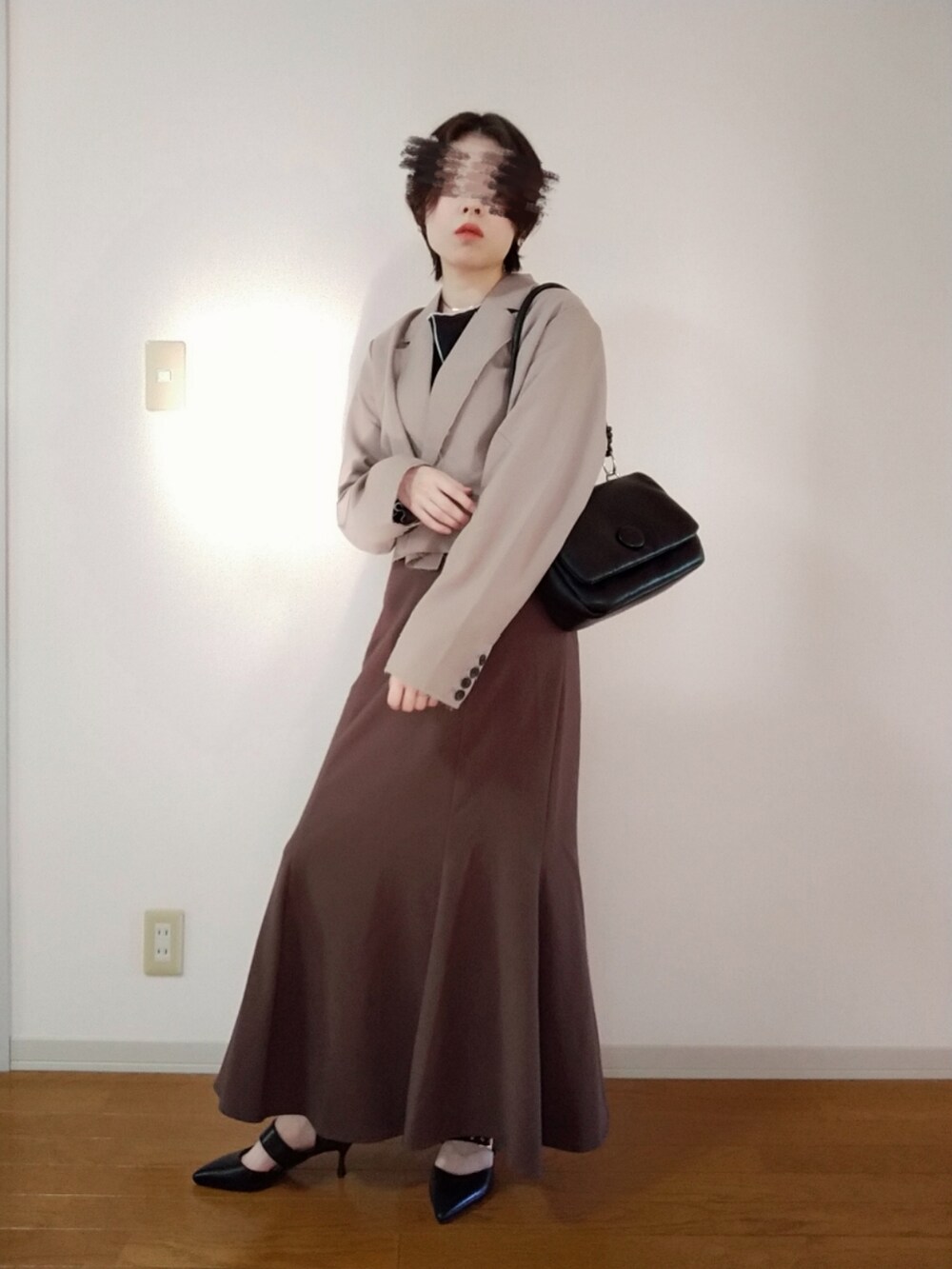 ブラック系のTシャツ/カットソー、ベージュ系のテーラードジャケット、ブラック系のショルダーバッグを着用したレディースの秋コーディネートの3枚目の写真