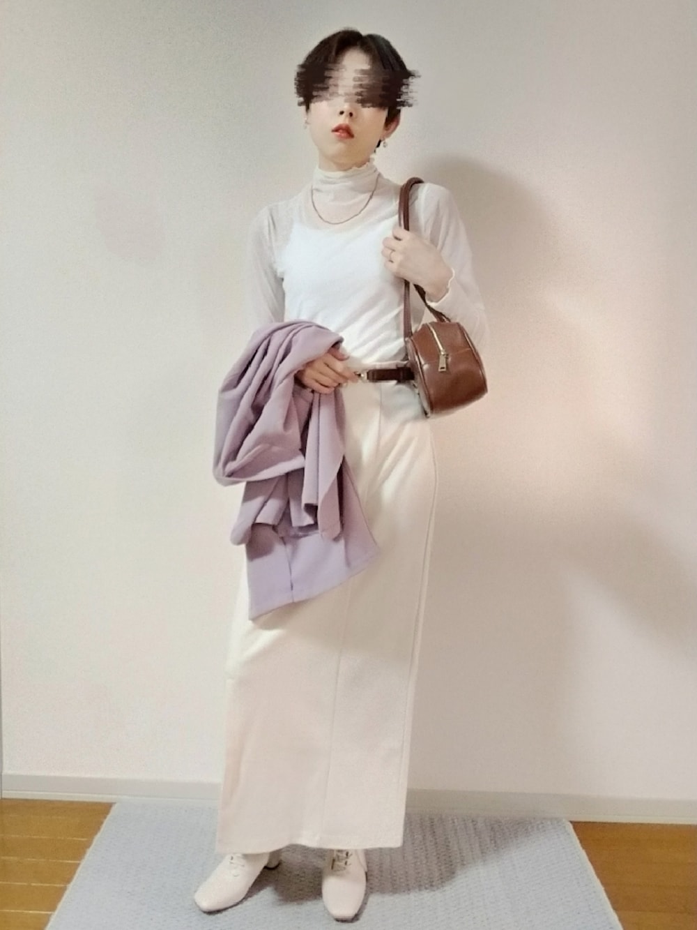ホワイト系のTシャツ/カットソー、パープル系のテーラードジャケット、ブラウン系のボストンバッグを着用したレディースの秋コーディネートの3枚目の写真