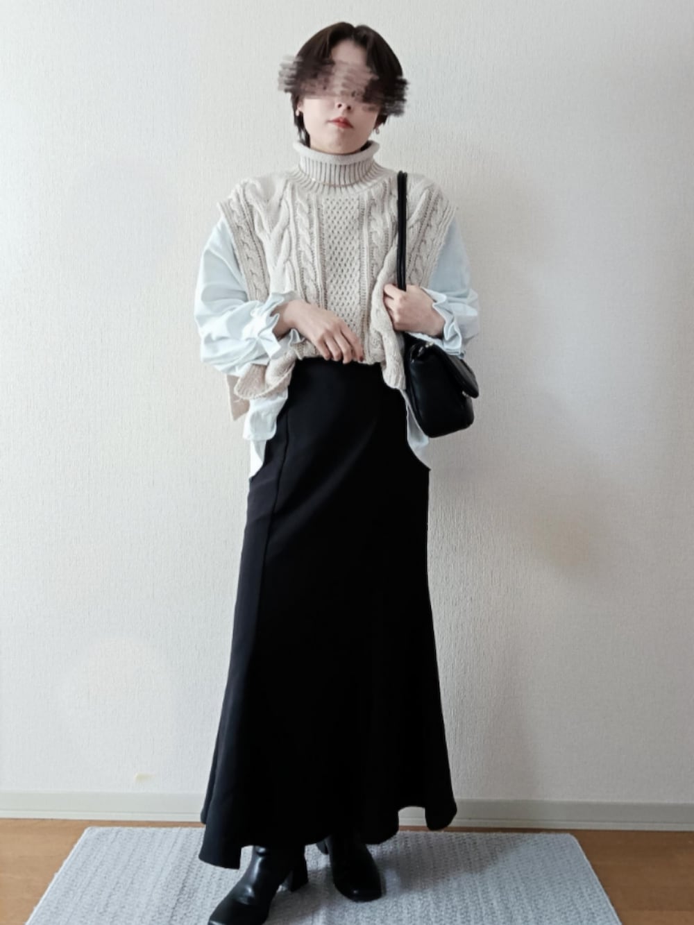 ホワイト系のベスト、ホワイト系のTシャツ/カットソー、ブラック系のショルダーバッグを着用したレディースの秋コーディネートの3枚目の写真