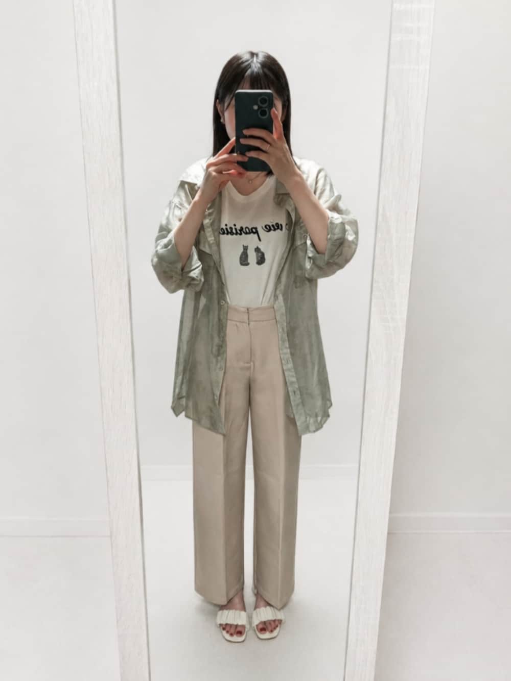 ホワイト系のTシャツ/カットソー、グレー系のシャツ/ブラウス、ブラウン系のボストンバッグを着用したレディースの秋コーディネートの3枚目の写真